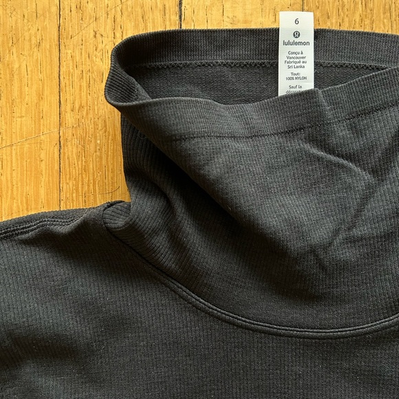 Lululemon Turtleneck Size 6 - Picture 3 of 4